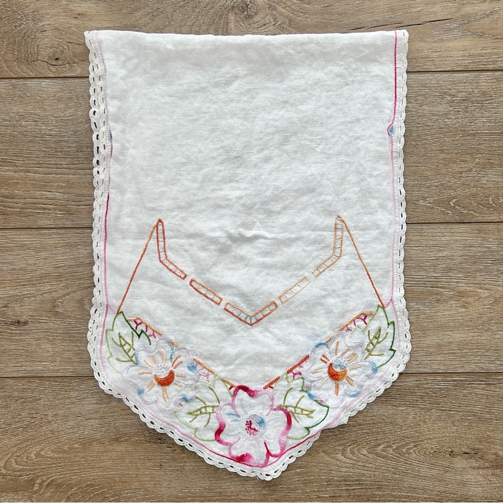 Vintage Floral Embroidered Table Runner Dresser Runner White‎ Crochet Edge